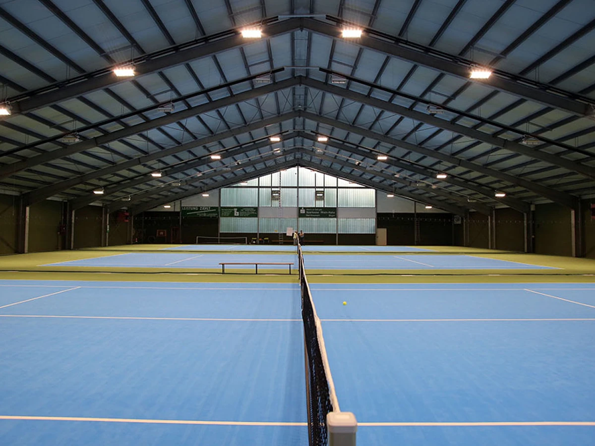 Ansicht der beleuchteten Tennishalle Kirn