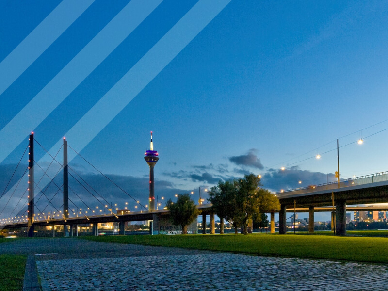 Oberkasseler Brücke Düsseldorf in Abendstimmung