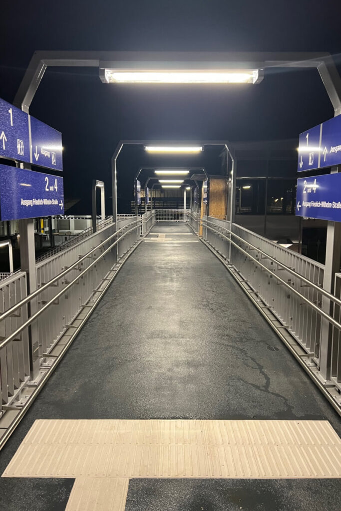 Bahnhof Mechernich beleuchteter Zugang