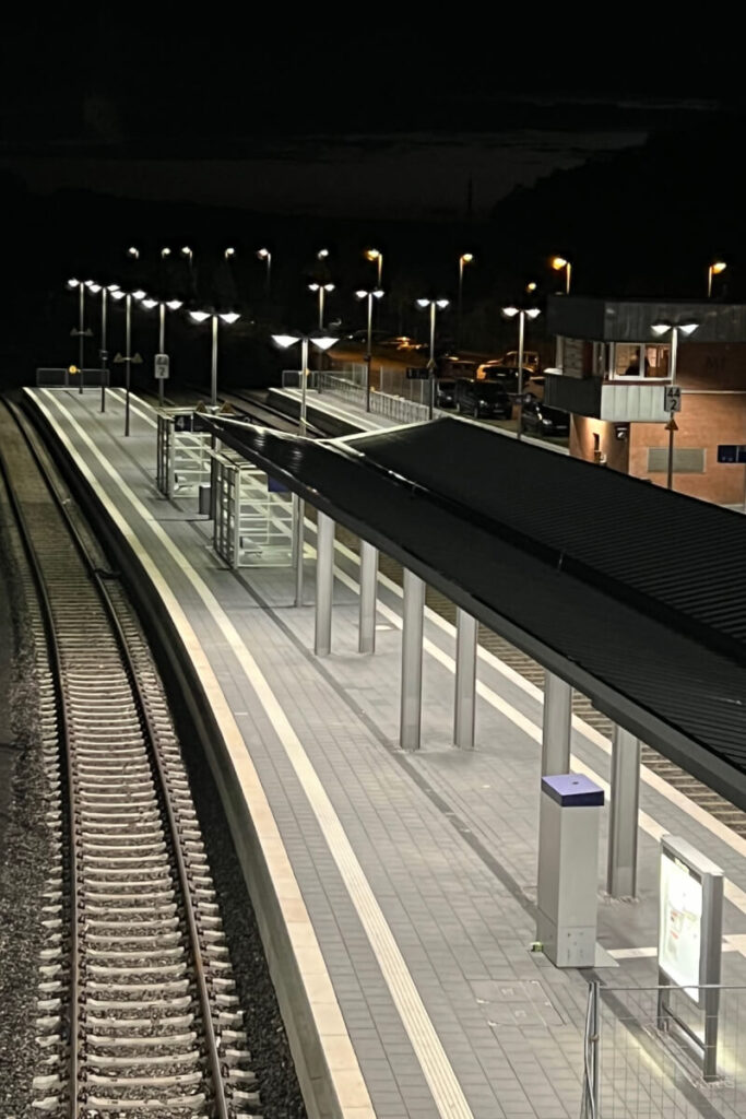Bahnhof Mechernich beleuchteter Bahnsteig