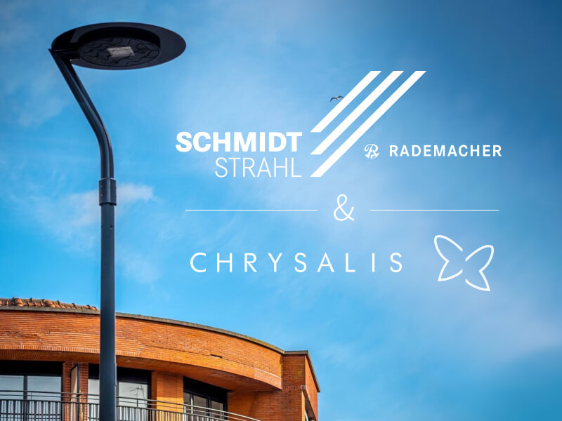 eine Leuchte der Chrysalies Eclairage vor blaume Himmel, mit den Logos der Schmidt-Strahl GmbH und der Chrysalis Eclairage SAS