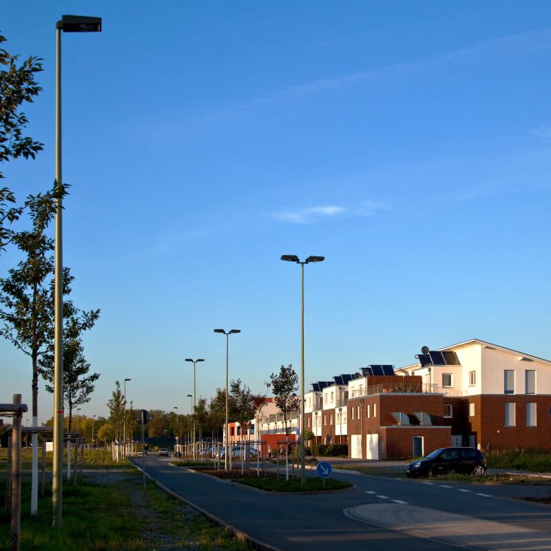 Referenzbild der Straßenleuchte Hardline in Meerbusch (Straßenansicht einer Wohngegend)