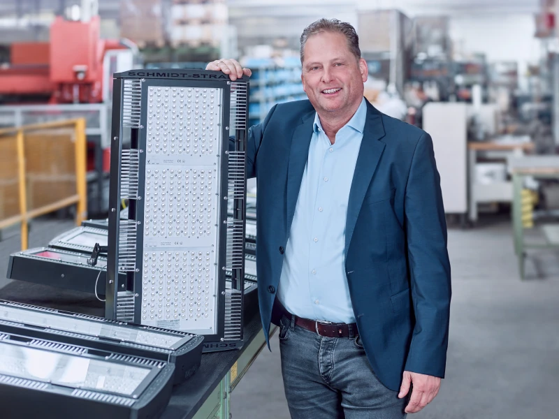 Christian Broyer, Geschäftsführer der Schmidt-Strahl GmbH, steht mit einer LED-Flutlichtleuchte in der Produktion in Meerbusch