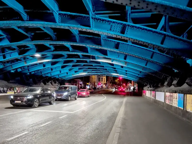Einblick in einen beleuchteten Tunnel in der Stadt Köln, mit fahrenden Autos