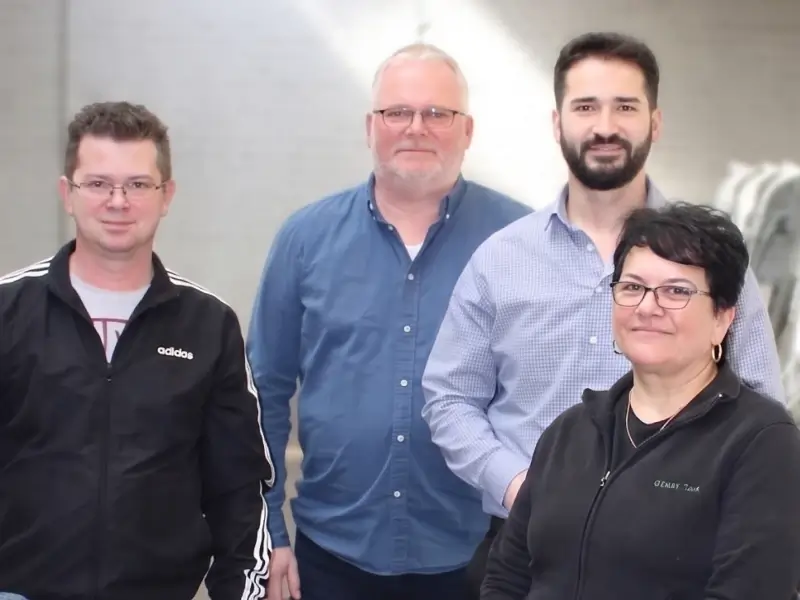 Serhat Kurnaz im Außendienst für Industriekunden, Ralf Zickuhr in der Arbeitsvorbereitung, Maria Ciornei in der Montage, Gabriel Ciornei in der Fertigung und Montage