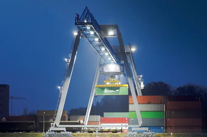 Container-Krananlage bei Nacht