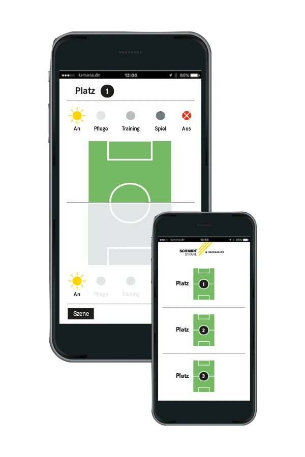 Zwei Smartphones mit einer App zur Steuerung von Sportstättenbeleuchtung. Auf dem größeren Bildschirm wird ein Fußballplatz mit verschiedenen Lichtszenen wie „An“, „Pflege“, „Training“, „Spiel“ und „Aus“ dargestellt. Das kleinere Smartphone zeigt die Auswahl mehrerer Sportplätze. Die App ermöglicht die einfache Steuerung und Verwaltung von Flutlichtanlagen über mobile Endgeräte.
