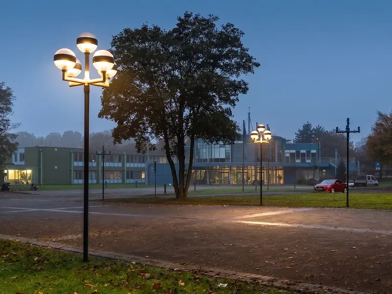 beleuchteter Parkplatz des thyssenkrupp Werksgeländes