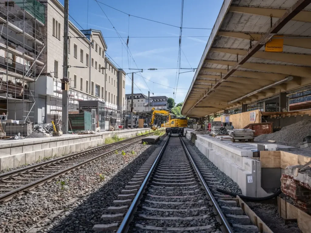Baustelle am Wuppertal Hbf mit neu verlegten Gleisen, Bahnsteigen und Bahnsteigdach während der Generalsanierung auf der Strecke Hagen–Wuppertal–Köln