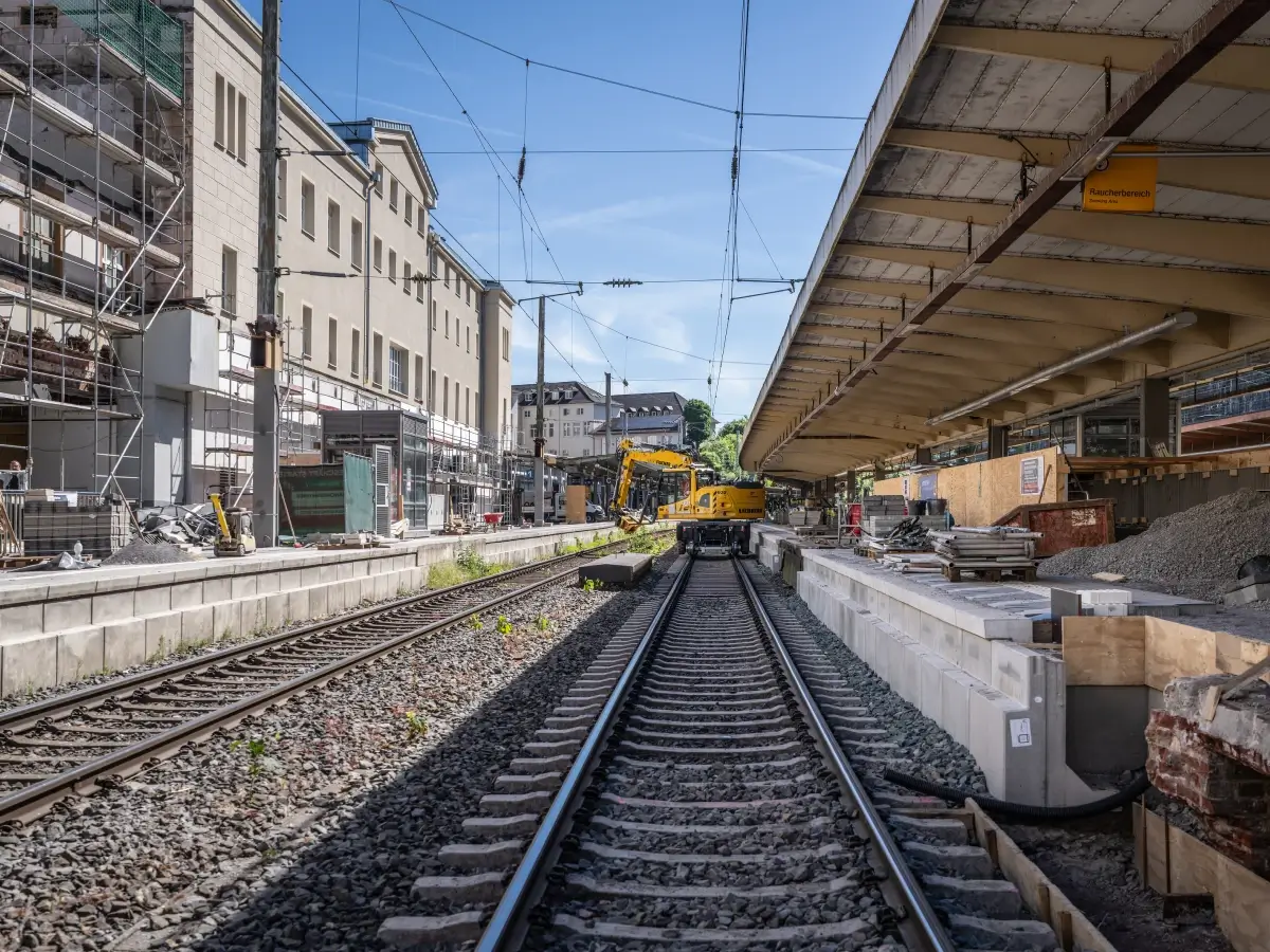 Baustelle am Wuppertal Hbf mit neu verlegten Gleisen, Bahnsteigen und Bahnsteigdach während der Generalsanierung auf der Strecke Hagen–Wuppertal–Köln