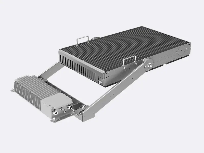 LED-Flächen- und Flutlichtleuchte PSH-145 von Schmidt-Strahl in schräger Draufsicht mit Aluminiumgehäuse, Montagebügel und externem Konverter