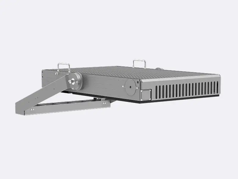 LED-Flächen- und Flutlichtleuchte PSH-145 von Schmidt-Strahl in schräger Seitenansicht mit flachem Aluminiumgehäuse, Kühlrippen und Montagebügel